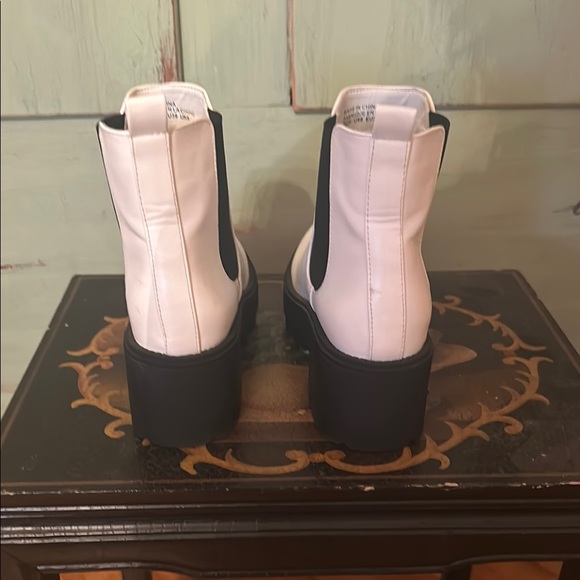 Urban Outfitters White Ankle Boots - Picture 3 of 5